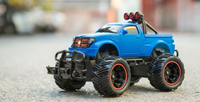 Všechny RC modely aut jsou vhodné pro rovné povrchy